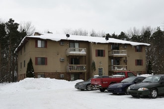 Pinewood Apartments in Holland, MI - Building Photo - Building Photo