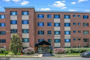 1200 S Arlington Ridge Rd in Arlington, VA - Building Photo