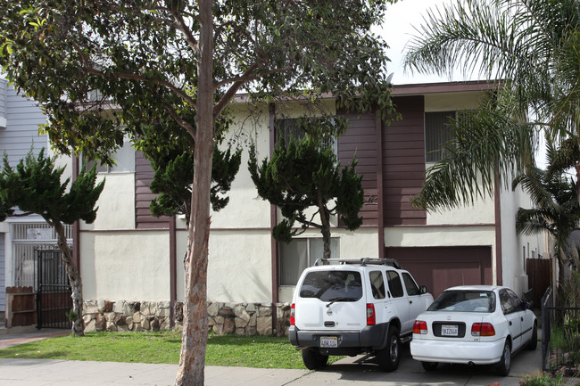 787 Gardenia Ave in Long Beach, CA - Foto de edificio - Building Photo