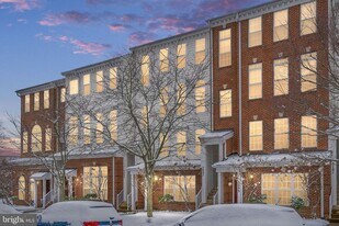 5095 Anchorstone Dr in Woodbridge, VA - Building Photo