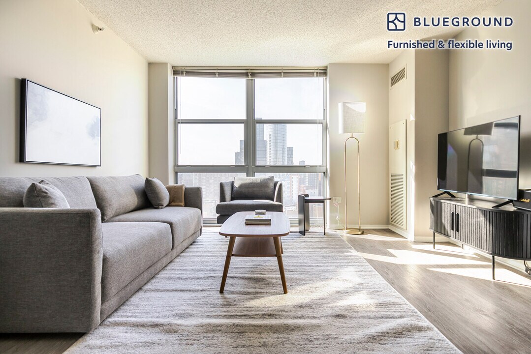 180 N Jefferson St in Chicago, IL - Building Photo