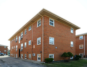 9461 Maple Dr in Rosemont, IL - Building Photo - Building Photo