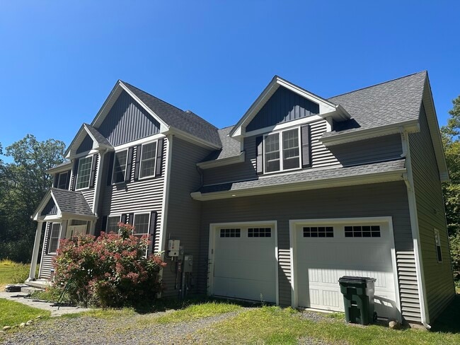 102 Pheasant Ln in Granby, CT - Building Photo - Building Photo