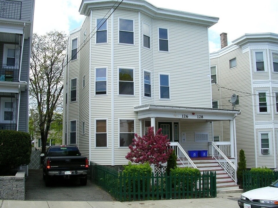 128-128 Vernal St in Everett, MA - Foto de edificio