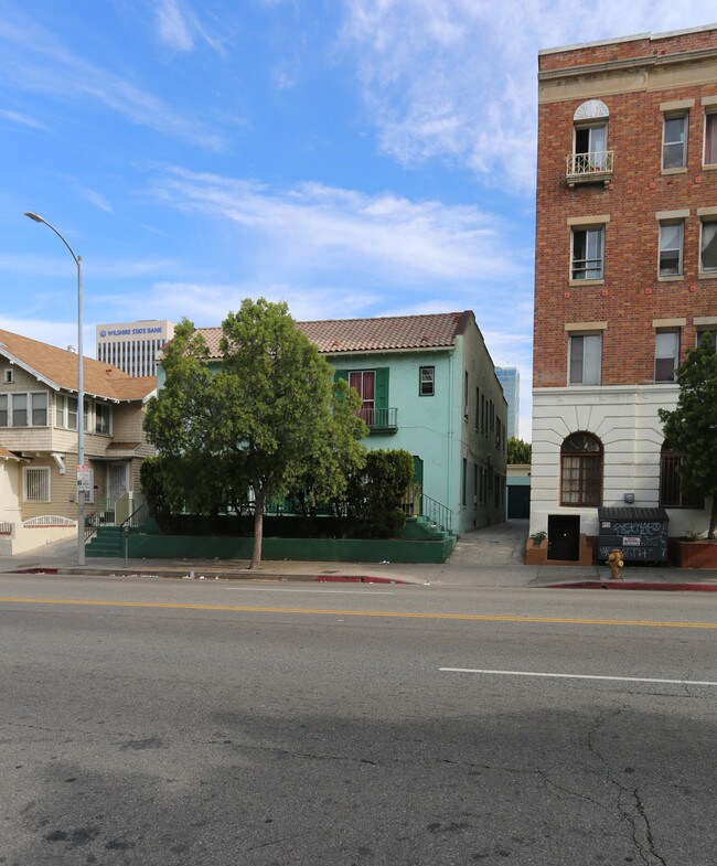 2941 W 8th St in Los Angeles, CA - Foto de edificio - Building Photo