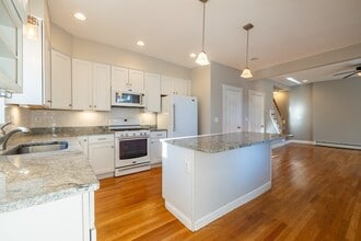 151r Methuen St in Lowell, MA - Building Photo - Building Photo