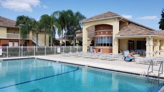 6401 Aragon Way in Ft. Myers, FL - Building Photo