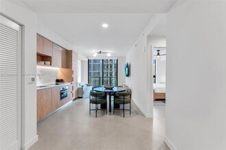 11 NE 6th St, Unit 2403 in Miami, FL - Foto de edificio - Building Photo