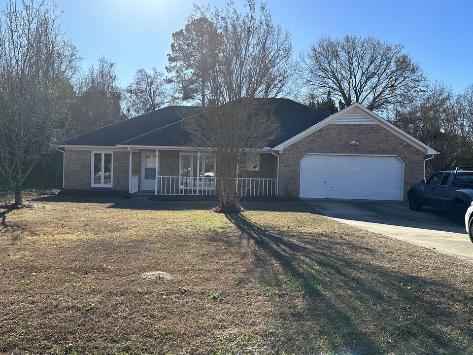 211 Forest Oaks Dr in New Bern, NC - Foto de edificio