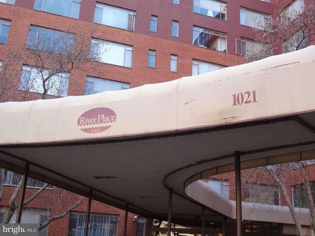 1021 Arlington Blvd, Unit 120 in Arlington, VA - Building Photo - Building Photo