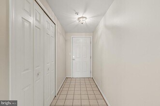 240 S Reynolds St in Alexandria, VA - Foto de edificio - Building Photo