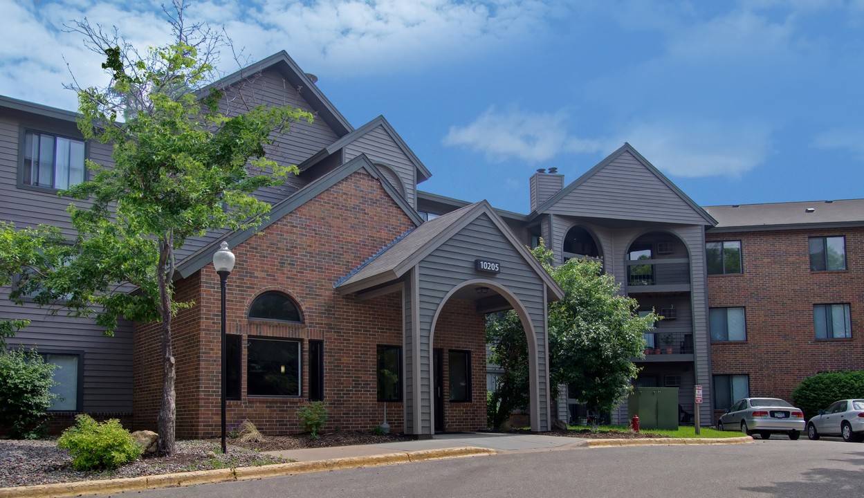 The Woodlands of Minnetonka Apartments in Minnetonka, MN - Building Photo