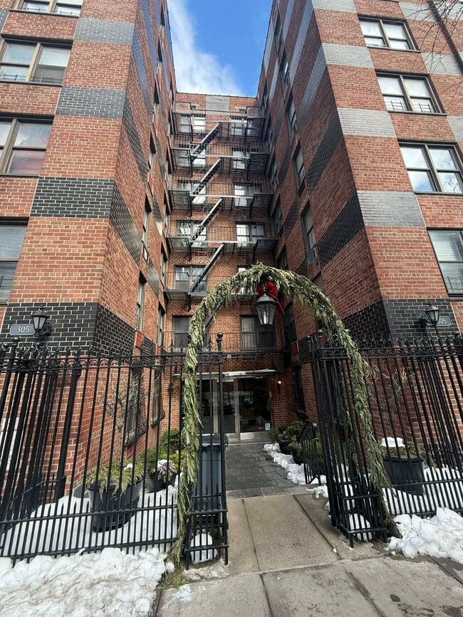 305 W 13th St in New York, NY - Building Photo - Building Photo