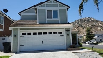 16325 Applegate Dr in Fontana, CA - Building Photo