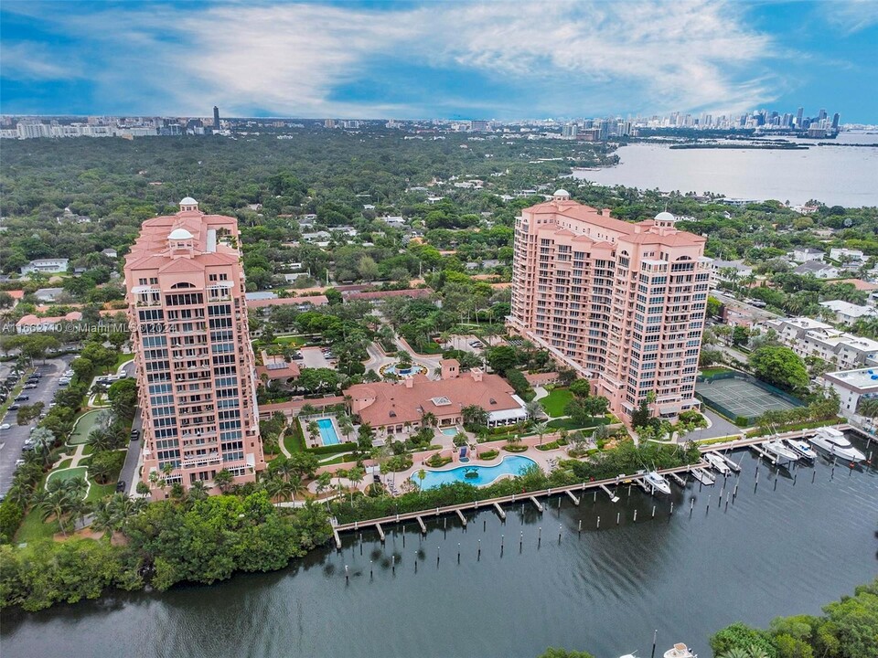 60 Edgewater Dr in Coral Gables, FL - Building Photo