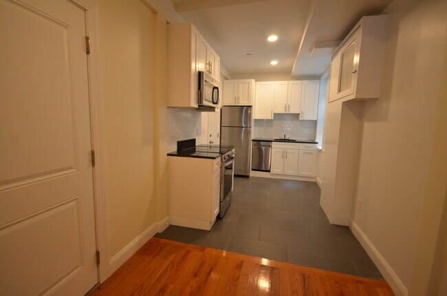 129 Sutherland Rd, Unit A in Boston, MA - Building Photo - Building Photo