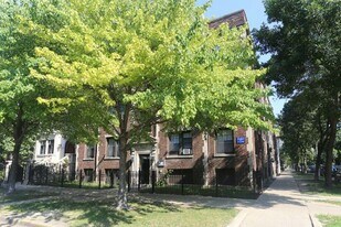 1206 W Wellington Ave, Unit J04P in Chicago, IL - Building Photo