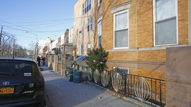 16 Gatling Pl in Brooklyn, NY - Building Photo - Building Photo