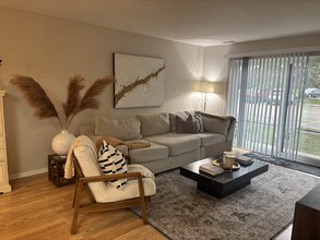 1026 Castilian Ct, Unit 106 in Glenview, IL - Foto de edificio - Building Photo