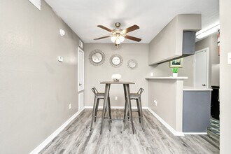 12211 Fondren Rd in Houston, TX - Foto de edificio - Building Photo