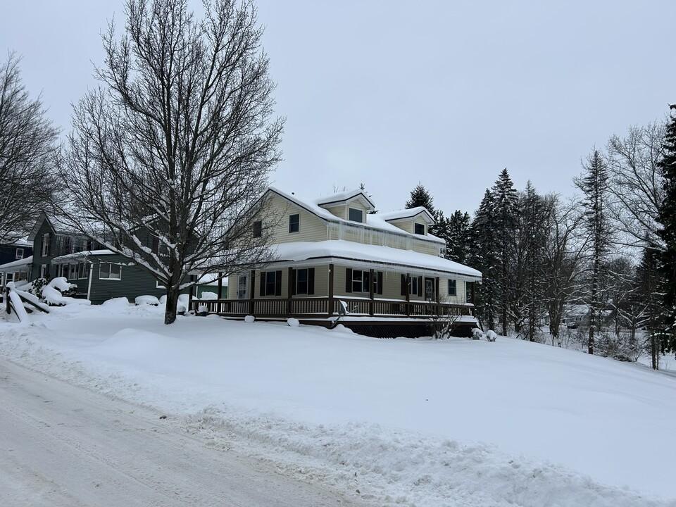 157 W 4th St in Waterford, PA - Building Photo