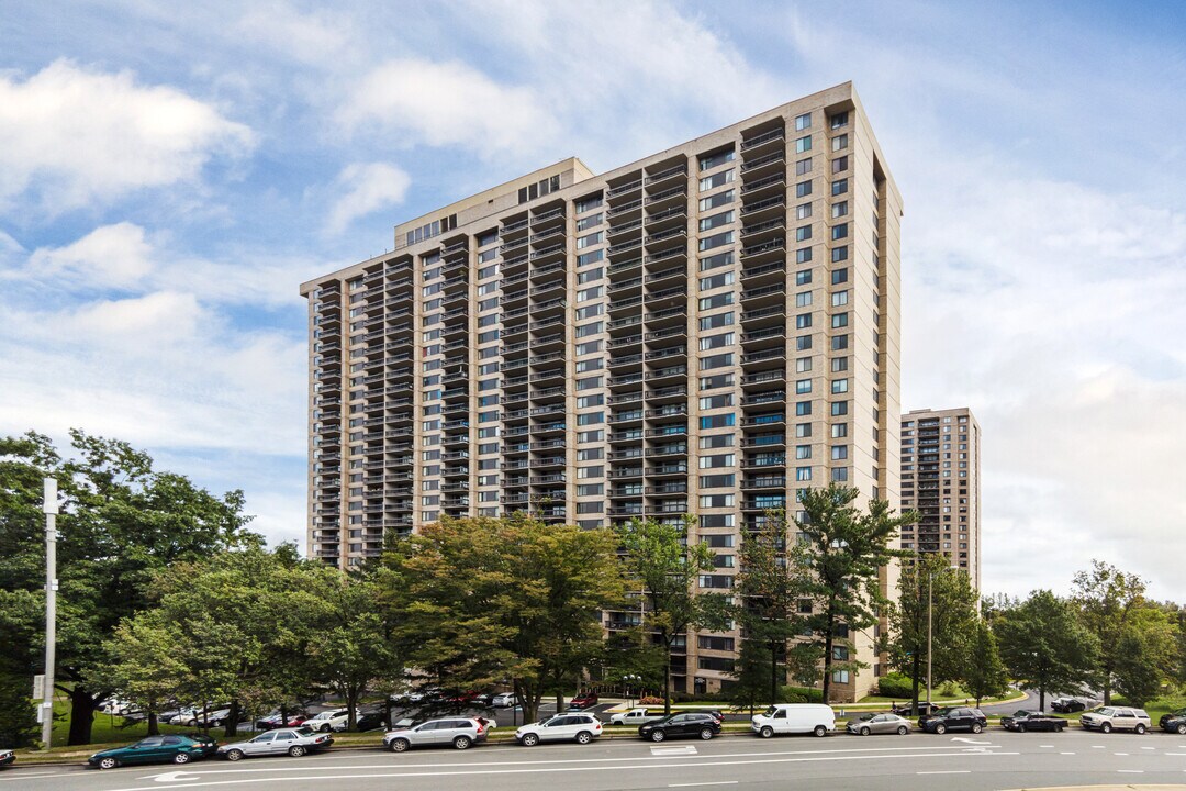 Skyline Plaza in Falls Church, VA - Foto de edificio