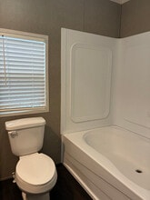 4842 SW Topeka Blvd in Topeka, KS - Foto de edificio - Building Photo