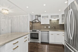 110 E Delaware Pl in Chicago, IL - Building Photo - Building Photo