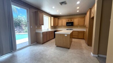 2614 Covelite Way in Antioch, CA - Foto de edificio - Building Photo
