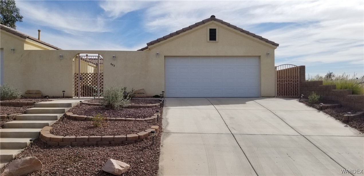652 Holly St in Bullhead City, AZ - Building Photo