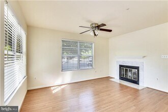 925 Hillside Lake Terrace in Gaithersburg, MD - Building Photo - Building Photo