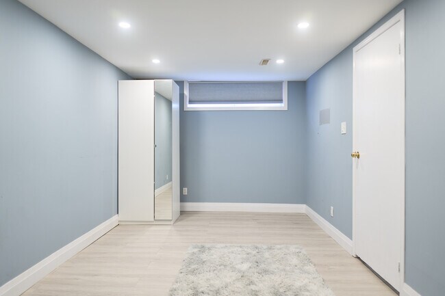 704 Abana Rd in Mississauga, ON - Building Photo - Building Photo