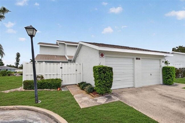 6537 Cape Hatteras Way NE in St. Petersburg, FL - Building Photo - Building Photo