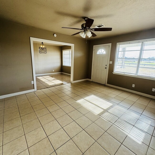 5569 Sonnier Ln in Groves, TX - Building Photo - Building Photo