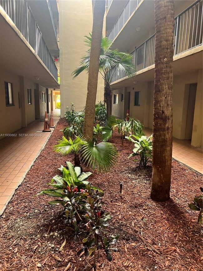 8635 NW 8th St in Miami, FL - Building Photo - Building Photo