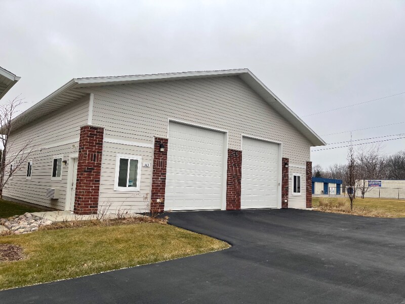 363 E Oak St in Oak Creek, WI - Building Photo