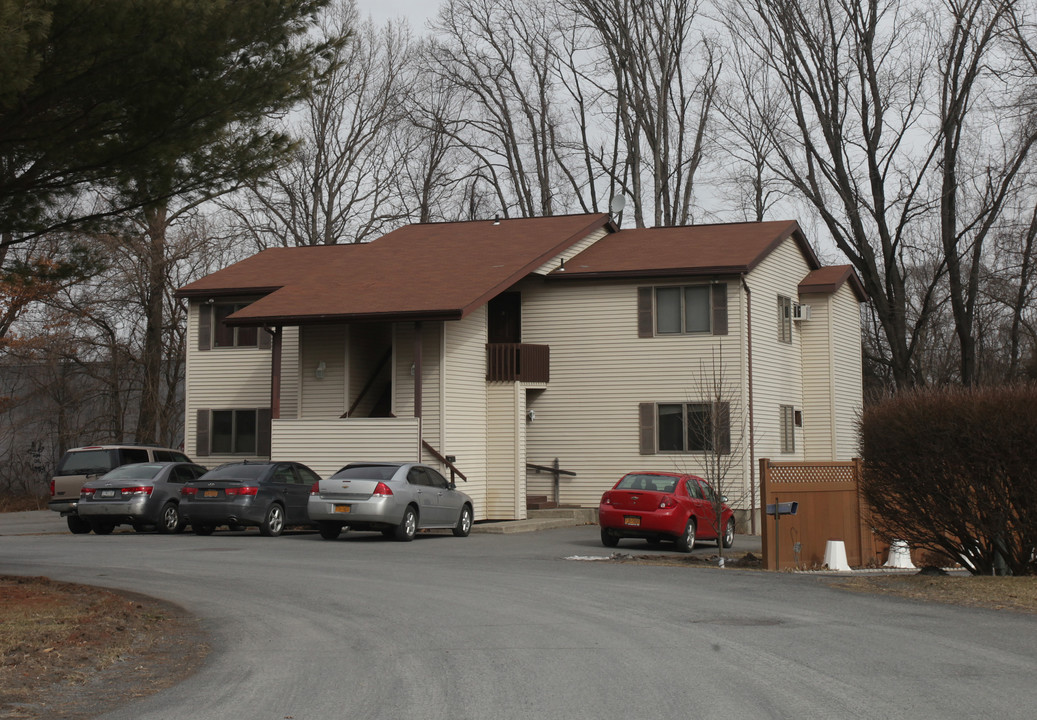 4-6 Karen Ct in Saugerties, NY - Building Photo