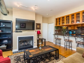 1001 W 15th St, Unit 416 in Chicago, IL - Building Photo - Building Photo