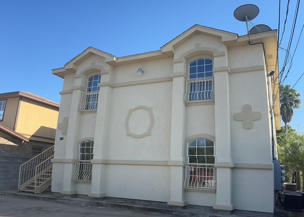 2115 Cross St in Laredo, TX - Building Photo