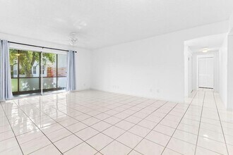 345 W Laurel Dr, Unit 2M in Margate, FL - Building Photo - Building Photo