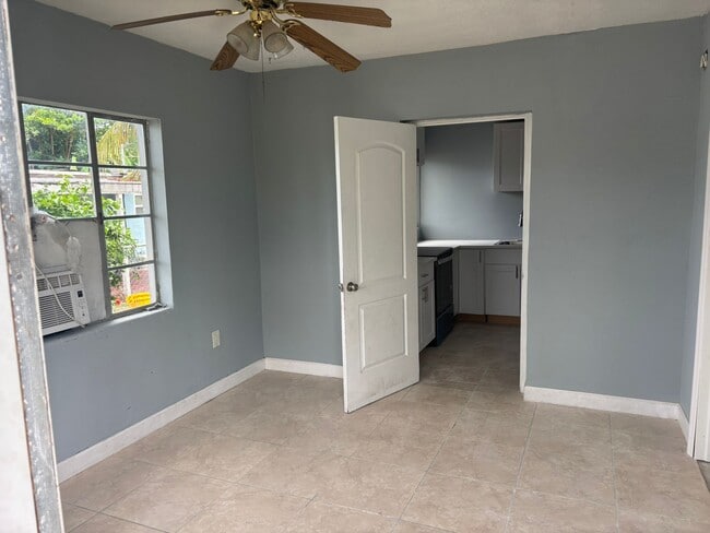 1236 Peak Rd in Lantana, FL - Building Photo - Building Photo