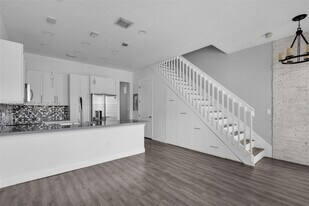 624 SW 147th Ave in Pembroke Pines, FL - Building Photo