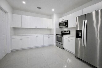 2150 SW 72nd Ave, Unit 1 in Miami, FL - Foto de edificio - Building Photo