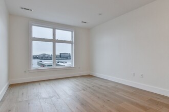 250 Meridian St, Unit 306 in Boston, MA - Building Photo - Building Photo