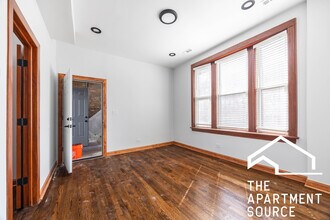 2842 W Augusta Blvd in Chicago, IL - Building Photo - Building Photo