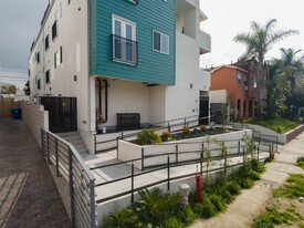 152 N Mariposa Ave in Los Angeles, CA - Foto de edificio - Building Photo