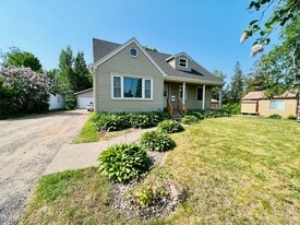 44 W Chisholm St in Duluth, MN - Building Photo