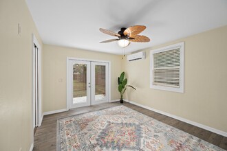 245 S Rhodes St in Mount Dora, FL - Building Photo - Building Photo