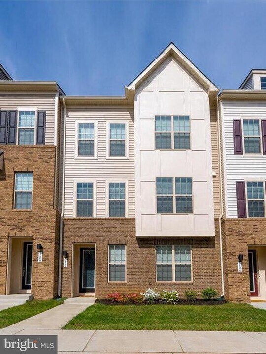 1602 Field Sparrow Ter NE in Leesburg, VA - Building Photo