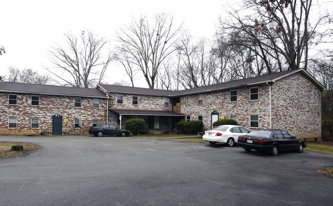 Live in Comfort at Evergreen Apartments in in Knoxville, TN - Building Photo - Building Photo